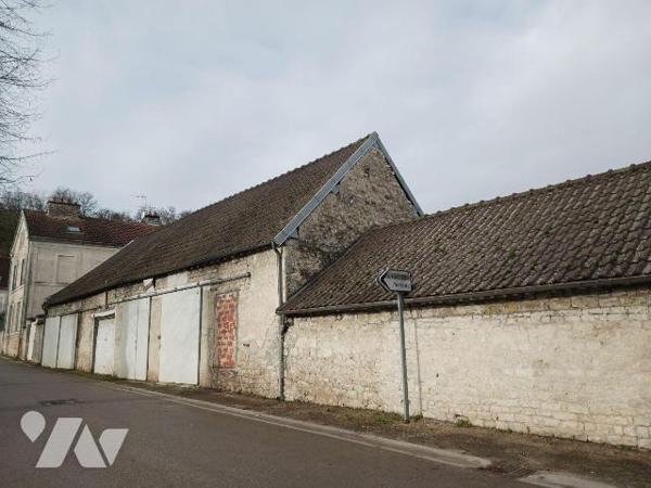 A VENDRE sur la commune de BAR SUR SEINE (Aube), un ensemble de 33 garages répartis sur 6 bâtim...