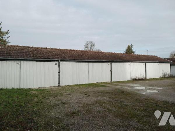 A VENDRE sur la commune de BAR SUR SEINE (Aube), un ensemble de 33 garages répartis sur 6 bâtim...