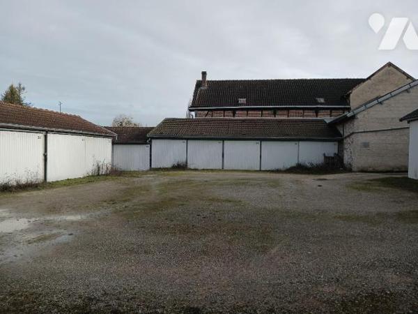 A VENDRE sur la commune de BAR SUR SEINE (Aube), un ensemble de 33 garages répartis sur 6 bâtim...
