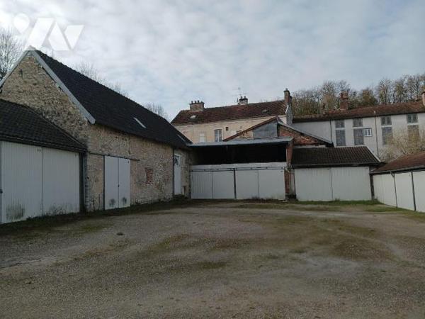 A VENDRE sur la commune de BAR SUR SEINE (Aube), un ensemble de 33 garages répartis sur 6 bâtim...