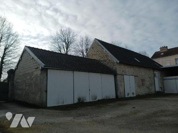 A VENDRE sur la commune de BAR SUR SEINE (Aube), un ensemble de 33 garages répartis sur 6 bâtim...