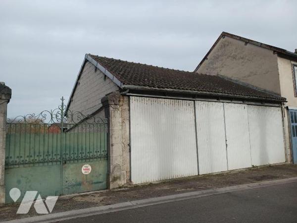 A VENDRE sur la commune de BAR SUR SEINE (Aube), un ensemble de 33 garages répartis sur 6 bâtim...