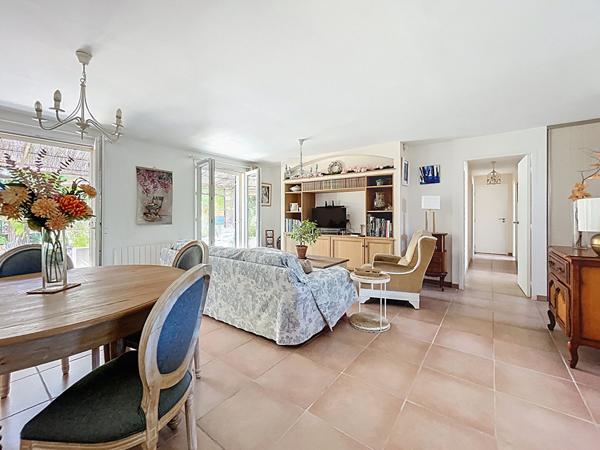 Villa entièrement de plain-pied, 93 m2 habitables, 4 pièces 3 chambres, garage et jardin