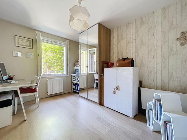 Villa entièrement de plain-pied, 93 m2 habitables, 4 pièces 3 chambres, garage et jardin