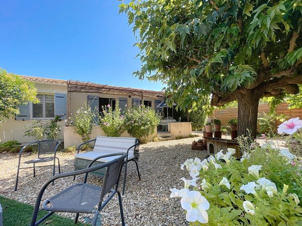 Villa entièrement de plain-pied, 93 m2 habitables, 4 pièces 3 chambres, garage et jardin