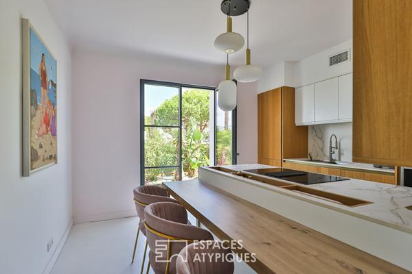 Une rénovation contemporaine avec un patio secret à Anglet