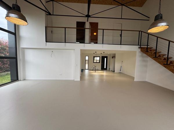 Loft lumineux au style industriel affirmé