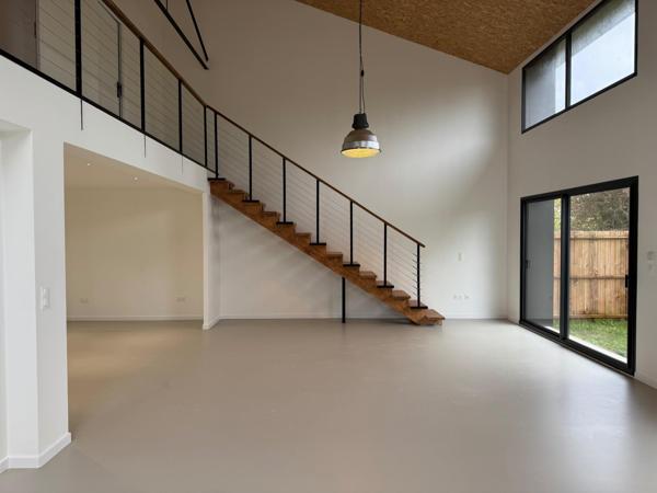 Loft lumineux au style industriel affirmé