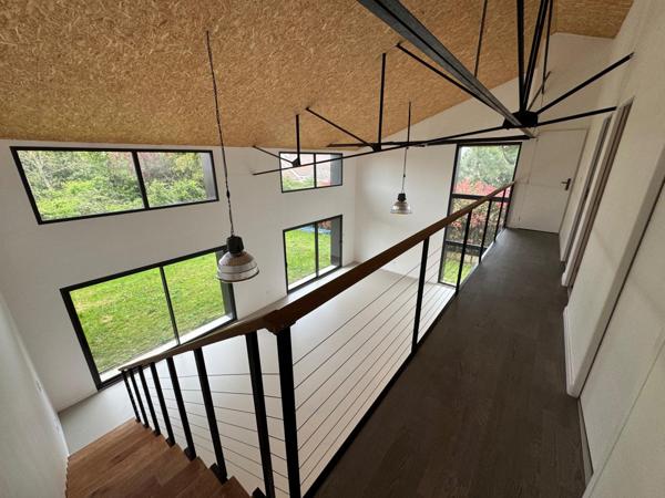 Loft lumineux au style industriel affirmé