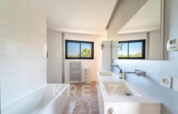 Superbe villa contemporaine avec piscine dans un domaine privé au coeur de la Vaunage