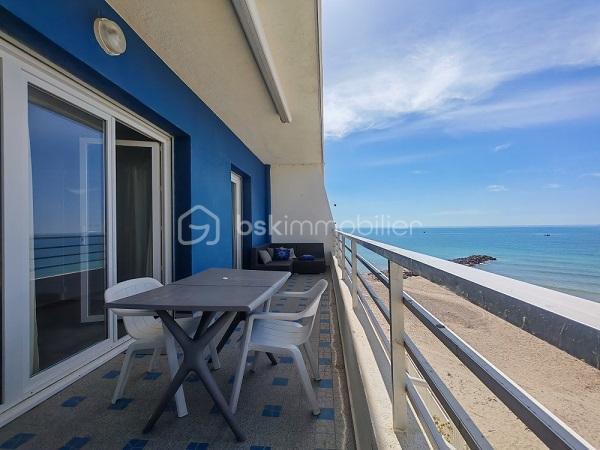 À découvrir à Palavas-les-Flots, secteur très recherché de la rive gauche, ce bel appartement traversant en première ligne situé au 3éme et dernier étage, offrant un cadre de vie exceptionnel face à la mer, avec accès privatif à la plage.

D’une superficie de 57 m², cet appartement lumineux se compose d’un agréable espace de vie donnant sur sa terrasse face à la mer, cuisine aménagée équipée, de deux chambres, dont une chambre principale bénéficiant d’une vue mer privilégiée et d’un accès direct à la terrasse.

Vous profiterez d’une terrasse face à la mer, idéale pour vos moments de détente, vos petits-déjeuners au bord de l’eau ou vos soirées en extérieur.

Les atouts du bien :

- Emplacement première ligne mer
- Accès privatif à la plage
- Appartement traversant et lumineux
- 2 chambres
- Chambre principale et séjour avec vue mer et accès terrasse
- Terrasse face mer
- Place de parking privative, cave 
- Résidence sécurisée, entretenue avec façade récemment refaite
- Marquage des parkings réalisé récemment

Un bien rare à Palavas-les-Flots, où vous pourrez profiter pleinement du bord de mer dans un environnement privilégié, proche des commerces et des animations.
