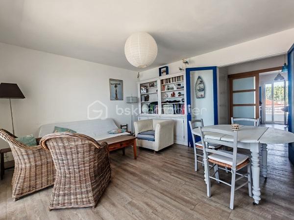 À découvrir à Palavas-les-Flots, secteur très recherché de la rive gauche, ce bel appartement traversant en première ligne situé au 3éme et dernier étage, offrant un cadre de vie exceptionnel face à la mer, avec accès privatif à la plage.

D’une superficie de 57 m², cet appartement lumineux se compose d’un agréable espace de vie donnant sur sa terrasse face à la mer, cuisine aménagée équipée, de deux chambres, dont une chambre principale bénéficiant d’une vue mer privilégiée et d’un accès direct à la terrasse.

Vous profiterez d’une terrasse face à la mer, idéale pour vos moments de détente, vos petits-déjeuners au bord de l’eau ou vos soirées en extérieur.

Les atouts du bien :

- Emplacement première ligne mer
- Accès privatif à la plage
- Appartement traversant et lumineux
- 2 chambres
- Chambre principale et séjour avec vue mer et accès terrasse
- Terrasse face mer
- Place de parking privative, cave 
- Résidence sécurisée, entretenue avec façade récemment refaite
- Marquage des parkings réalisé récemment

Un bien rare à Palavas-les-Flots, où vous pourrez profiter pleinement du bord de mer dans un environnement privilégié, proche des commerces et des animations.