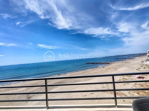 À découvrir à Palavas-les-Flots, secteur très recherché de la rive gauche, ce bel appartement traversant en première ligne situé au 3éme et dernier étage, offrant un cadre de vie exceptionnel face à la mer, avec accès privatif à la plage.

D’une superficie de 57 m², cet appartement lumineux se compose d’un agréable espace de vie donnant sur sa terrasse face à la mer, cuisine aménagée équipée, de deux chambres, dont une chambre principale bénéficiant d’une vue mer privilégiée et d’un accès direct à la terrasse.

Vous profiterez d’une terrasse face à la mer, idéale pour vos moments de détente, vos petits-déjeuners au bord de l’eau ou vos soirées en extérieur.

Les atouts du bien :

- Emplacement première ligne mer
- Accès privatif à la plage
- Appartement traversant et lumineux
- 2 chambres
- Chambre principale et séjour avec vue mer et accès terrasse
- Terrasse face mer
- Place de parking privative, cave 
- Résidence sécurisée, entretenue avec façade récemment refaite
- Marquage des parkings réalisé récemment

Un bien rare à Palavas-les-Flots, où vous pourrez profiter pleinement du bord de mer dans un environnement privilégié, proche des commerces et des animations.