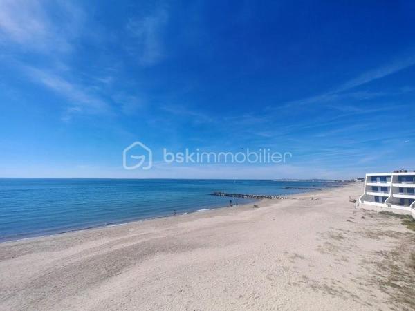 À découvrir à Palavas-les-Flots, secteur très recherché de la rive gauche, ce bel appartement traversant en première ligne situé au 3éme et dernier étage, offrant un cadre de vie exceptionnel face à la mer, avec accès privatif à la plage.

D’une superficie de 57 m², cet appartement lumineux se compose d’un agréable espace de vie donnant sur sa terrasse face à la mer, cuisine aménagée équipée, de deux chambres, dont une chambre principale bénéficiant d’une vue mer privilégiée et d’un accès direct à la terrasse.

Vous profiterez d’une terrasse face à la mer, idéale pour vos moments de détente, vos petits-déjeuners au bord de l’eau ou vos soirées en extérieur.

Les atouts du bien :

- Emplacement première ligne mer
- Accès privatif à la plage
- Appartement traversant et lumineux
- 2 chambres
- Chambre principale et séjour avec vue mer et accès terrasse
- Terrasse face mer
- Place de parking privative, cave 
- Résidence sécurisée, entretenue avec façade récemment refaite
- Marquage des parkings réalisé récemment

Un bien rare à Palavas-les-Flots, où vous pourrez profiter pleinement du bord de mer dans un environnement privilégié, proche des commerces et des animations.