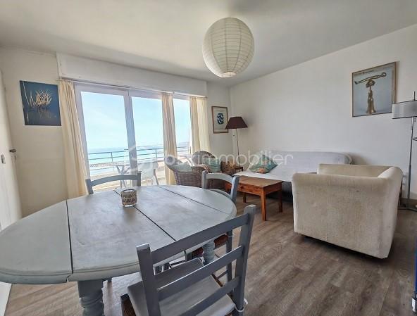 À découvrir à Palavas-les-Flots, secteur très recherché de la rive gauche, ce bel appartement traversant en première ligne situé au 3éme et dernier étage, offrant un cadre de vie exceptionnel face à la mer, avec accès privatif à la plage.

D’une superficie de 57 m², cet appartement lumineux se compose d’un agréable espace de vie donnant sur sa terrasse face à la mer, cuisine aménagée équipée, de deux chambres, dont une chambre principale bénéficiant d’une vue mer privilégiée et d’un accès direct à la terrasse.

Vous profiterez d’une terrasse face à la mer, idéale pour vos moments de détente, vos petits-déjeuners au bord de l’eau ou vos soirées en extérieur.

Les atouts du bien :

- Emplacement première ligne mer
- Accès privatif à la plage
- Appartement traversant et lumineux
- 2 chambres
- Chambre principale et séjour avec vue mer et accès terrasse
- Terrasse face mer
- Place de parking privative, cave 
- Résidence sécurisée, entretenue avec façade récemment refaite
- Marquage des parkings réalisé récemment

Un bien rare à Palavas-les-Flots, où vous pourrez profiter pleinement du bord de mer dans un environnement privilégié, proche des commerces et des animations.