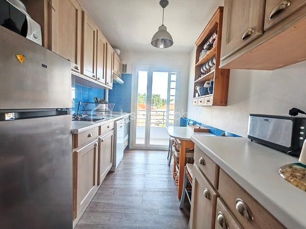 À découvrir à Palavas-les-Flots, secteur très recherché de la rive gauche, ce bel appartement traversant en première ligne situé au 3éme et dernier étage, offrant un cadre de vie exceptionnel face à la mer, avec accès privatif à la plage.

D’une superficie de 57 m², cet appartement lumineux se compose d’un agréable espace de vie donnant sur sa terrasse face à la mer, cuisine aménagée équipée, de deux chambres, dont une chambre principale bénéficiant d’une vue mer privilégiée et d’un accès direct à la terrasse.

Vous profiterez d’une terrasse face à la mer, idéale pour vos moments de détente, vos petits-déjeuners au bord de l’eau ou vos soirées en extérieur.

Les atouts du bien :

- Emplacement première ligne mer
- Accès privatif à la plage
- Appartement traversant et lumineux
- 2 chambres
- Chambre principale et séjour avec vue mer et accès terrasse
- Terrasse face mer
- Place de parking privative, cave 
- Résidence sécurisée, entretenue avec façade récemment refaite
- Marquage des parkings réalisé récemment

Un bien rare à Palavas-les-Flots, où vous pourrez profiter pleinement du bord de mer dans un environnement privilégié, proche des commerces et des animations.