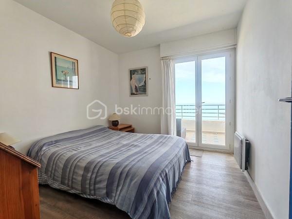À découvrir à Palavas-les-Flots, secteur très recherché de la rive gauche, ce bel appartement traversant en première ligne situé au 3éme et dernier étage, offrant un cadre de vie exceptionnel face à la mer, avec accès privatif à la plage.

D’une superficie de 57 m², cet appartement lumineux se compose d’un agréable espace de vie donnant sur sa terrasse face à la mer, cuisine aménagée équipée, de deux chambres, dont une chambre principale bénéficiant d’une vue mer privilégiée et d’un accès direct à la terrasse.

Vous profiterez d’une terrasse face à la mer, idéale pour vos moments de détente, vos petits-déjeuners au bord de l’eau ou vos soirées en extérieur.

Les atouts du bien :

- Emplacement première ligne mer
- Accès privatif à la plage
- Appartement traversant et lumineux
- 2 chambres
- Chambre principale et séjour avec vue mer et accès terrasse
- Terrasse face mer
- Place de parking privative, cave 
- Résidence sécurisée, entretenue avec façade récemment refaite
- Marquage des parkings réalisé récemment

Un bien rare à Palavas-les-Flots, où vous pourrez profiter pleinement du bord de mer dans un environnement privilégié, proche des commerces et des animations.