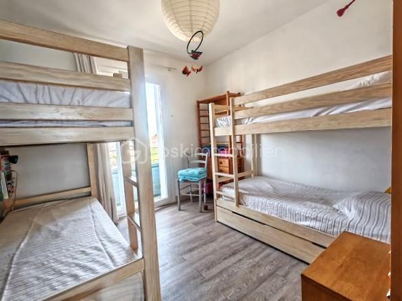 À découvrir à Palavas-les-Flots, secteur très recherché de la rive gauche, ce bel appartement traversant en première ligne situé au 3éme et dernier étage, offrant un cadre de vie exceptionnel face à la mer, avec accès privatif à la plage.

D’une superficie de 57 m², cet appartement lumineux se compose d’un agréable espace de vie donnant sur sa terrasse face à la mer, cuisine aménagée équipée, de deux chambres, dont une chambre principale bénéficiant d’une vue mer privilégiée et d’un accès direct à la terrasse.

Vous profiterez d’une terrasse face à la mer, idéale pour vos moments de détente, vos petits-déjeuners au bord de l’eau ou vos soirées en extérieur.

Les atouts du bien :

- Emplacement première ligne mer
- Accès privatif à la plage
- Appartement traversant et lumineux
- 2 chambres
- Chambre principale et séjour avec vue mer et accès terrasse
- Terrasse face mer
- Place de parking privative, cave 
- Résidence sécurisée, entretenue avec façade récemment refaite
- Marquage des parkings réalisé récemment

Un bien rare à Palavas-les-Flots, où vous pourrez profiter pleinement du bord de mer dans un environnement privilégié, proche des commerces et des animations.