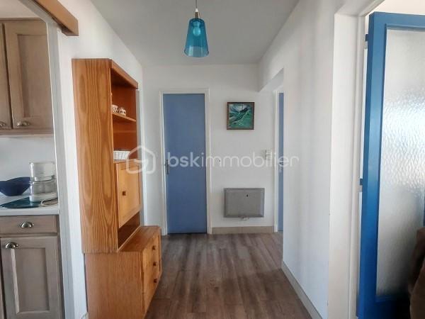 À découvrir à Palavas-les-Flots, secteur très recherché de la rive gauche, ce bel appartement traversant en première ligne situé au 3éme et dernier étage, offrant un cadre de vie exceptionnel face à la mer, avec accès privatif à la plage.

D’une superficie de 57 m², cet appartement lumineux se compose d’un agréable espace de vie donnant sur sa terrasse face à la mer, cuisine aménagée équipée, de deux chambres, dont une chambre principale bénéficiant d’une vue mer privilégiée et d’un accès direct à la terrasse.

Vous profiterez d’une terrasse face à la mer, idéale pour vos moments de détente, vos petits-déjeuners au bord de l’eau ou vos soirées en extérieur.

Les atouts du bien :

- Emplacement première ligne mer
- Accès privatif à la plage
- Appartement traversant et lumineux
- 2 chambres
- Chambre principale et séjour avec vue mer et accès terrasse
- Terrasse face mer
- Place de parking privative, cave 
- Résidence sécurisée, entretenue avec façade récemment refaite
- Marquage des parkings réalisé récemment

Un bien rare à Palavas-les-Flots, où vous pourrez profiter pleinement du bord de mer dans un environnement privilégié, proche des commerces et des animations.