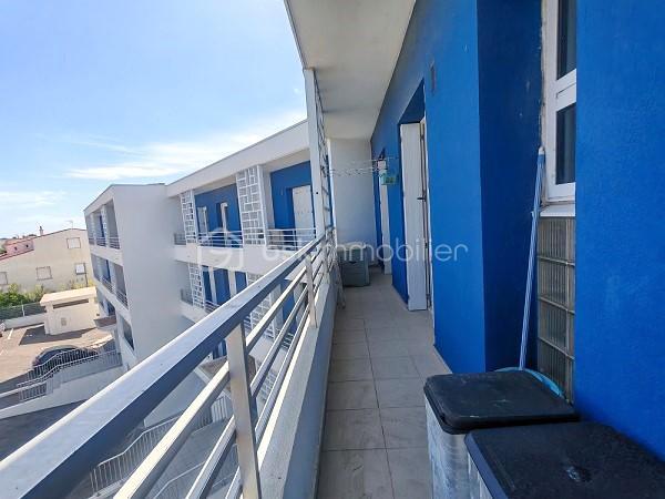 À découvrir à Palavas-les-Flots, secteur très recherché de la rive gauche, ce bel appartement traversant en première ligne situé au 3éme et dernier étage, offrant un cadre de vie exceptionnel face à la mer, avec accès privatif à la plage.

D’une superficie de 57 m², cet appartement lumineux se compose d’un agréable espace de vie donnant sur sa terrasse face à la mer, cuisine aménagée équipée, de deux chambres, dont une chambre principale bénéficiant d’une vue mer privilégiée et d’un accès direct à la terrasse.

Vous profiterez d’une terrasse face à la mer, idéale pour vos moments de détente, vos petits-déjeuners au bord de l’eau ou vos soirées en extérieur.

Les atouts du bien :

- Emplacement première ligne mer
- Accès privatif à la plage
- Appartement traversant et lumineux
- 2 chambres
- Chambre principale et séjour avec vue mer et accès terrasse
- Terrasse face mer
- Place de parking privative, cave 
- Résidence sécurisée, entretenue avec façade récemment refaite
- Marquage des parkings réalisé récemment

Un bien rare à Palavas-les-Flots, où vous pourrez profiter pleinement du bord de mer dans un environnement privilégié, proche des commerces et des animations.