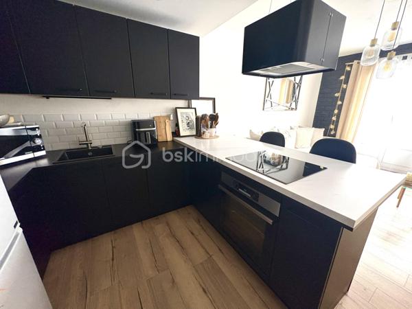 Et si vous trouviez enfin le bien qui coche toutes les cases ? Emplacement stratégique, stationnement privatif, cave et ascenseur… Ce T2 de 43 m² dans le quartier Pasteur pourrait bien être l'opportunité que vous attendiez !
Situé à proximité immédiate de l'hôpital Pasteur et des commodités, cet appartement offre un emplacement idéal pour profiter d'un quotidien pratique ou envisager un investissement locatif.
Dès l'entrée, vous découvrirez un agencement fonctionnel comprenant une agréable pièce de vie, une chambre, une salle de bains équipée d'une baignoire et d'une simple vasque avec toilettes, ainsi qu'un couloir desservant les différents espaces.
Le petit plus qui fait la différence : une pièce buanderie indépendante, particulièrement appréciable pour optimiser votre organisation au quotidien.
Et parce qu'un bien attractif se distingue aussi par ses prestations, vous bénéficierez :
D'une cave privative pour davantage de rangement ;
D'une place de parking attribuée ;
D'un ascenseur dans l'immeuble.
L'appartement se trouve dans une copropriété de 52 lots, dont 21 lots principaux, répartis sur deux immeubles avec parking commun. L'ensemble immobilier compte trois étages.
À noter : les charges de copropriété sont d'environ 150 € par mois.
UN PREMIER ACHAT ? UN INVESTISSEMENT LOCATIF ?
Quelle que soit votre ambition, ce T2 réunit de solides arguments pour concrétiser votre projet immobilier dans un secteur apprécié de Cherbourg.
Ne laissez pas passer cette opportunité : venez le découvrir et imaginez votre prochain projet ici !
📍 Cherbourg – Quartier Pasteur
📐 Surface : 43 m²
🏡 Appartement T2
🚗 Parking attribué
📦 Cave privative
💶 Charges : environ 150 €/mois