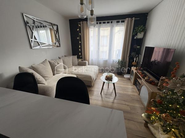 Et si vous trouviez enfin le bien qui coche toutes les cases ? Emplacement stratégique, stationnement privatif, cave et ascenseur… Ce T2 de 43 m² dans le quartier Pasteur pourrait bien être l'opportunité que vous attendiez !
Situé à proximité immédiate de l'hôpital Pasteur et des commodités, cet appartement offre un emplacement idéal pour profiter d'un quotidien pratique ou envisager un investissement locatif.
Dès l'entrée, vous découvrirez un agencement fonctionnel comprenant une agréable pièce de vie, une chambre, une salle de bains équipée d'une baignoire et d'une simple vasque avec toilettes, ainsi qu'un couloir desservant les différents espaces.
Le petit plus qui fait la différence : une pièce buanderie indépendante, particulièrement appréciable pour optimiser votre organisation au quotidien.
Et parce qu'un bien attractif se distingue aussi par ses prestations, vous bénéficierez :
D'une cave privative pour davantage de rangement ;
D'une place de parking attribuée ;
D'un ascenseur dans l'immeuble.
L'appartement se trouve dans une copropriété de 52 lots, dont 21 lots principaux, répartis sur deux immeubles avec parking commun. L'ensemble immobilier compte trois étages.
À noter : les charges de copropriété sont d'environ 150 € par mois.
UN PREMIER ACHAT ? UN INVESTISSEMENT LOCATIF ?
Quelle que soit votre ambition, ce T2 réunit de solides arguments pour concrétiser votre projet immobilier dans un secteur apprécié de Cherbourg.
Ne laissez pas passer cette opportunité : venez le découvrir et imaginez votre prochain projet ici !
📍 Cherbourg – Quartier Pasteur
📐 Surface : 43 m²
🏡 Appartement T2
🚗 Parking attribué
📦 Cave privative
💶 Charges : environ 150 €/mois