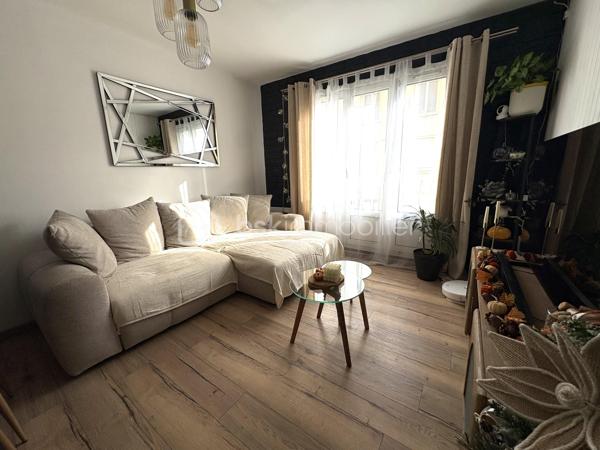 Et si vous trouviez enfin le bien qui coche toutes les cases ? Emplacement stratégique, stationnement privatif, cave et ascenseur… Ce T2 de 43 m² dans le quartier Pasteur pourrait bien être l'opportunité que vous attendiez !
Situé à proximité immédiate de l'hôpital Pasteur et des commodités, cet appartement offre un emplacement idéal pour profiter d'un quotidien pratique ou envisager un investissement locatif.
Dès l'entrée, vous découvrirez un agencement fonctionnel comprenant une agréable pièce de vie, une chambre, une salle de bains équipée d'une baignoire et d'une simple vasque avec toilettes, ainsi qu'un couloir desservant les différents espaces.
Le petit plus qui fait la différence : une pièce buanderie indépendante, particulièrement appréciable pour optimiser votre organisation au quotidien.
Et parce qu'un bien attractif se distingue aussi par ses prestations, vous bénéficierez :
D'une cave privative pour davantage de rangement ;
D'une place de parking attribuée ;
D'un ascenseur dans l'immeuble.
L'appartement se trouve dans une copropriété de 52 lots, dont 21 lots principaux, répartis sur deux immeubles avec parking commun. L'ensemble immobilier compte trois étages.
À noter : les charges de copropriété sont d'environ 150 € par mois.
UN PREMIER ACHAT ? UN INVESTISSEMENT LOCATIF ?
Quelle que soit votre ambition, ce T2 réunit de solides arguments pour concrétiser votre projet immobilier dans un secteur apprécié de Cherbourg.
Ne laissez pas passer cette opportunité : venez le découvrir et imaginez votre prochain projet ici !
📍 Cherbourg – Quartier Pasteur
📐 Surface : 43 m²
🏡 Appartement T2
🚗 Parking attribué
📦 Cave privative
💶 Charges : environ 150 €/mois
