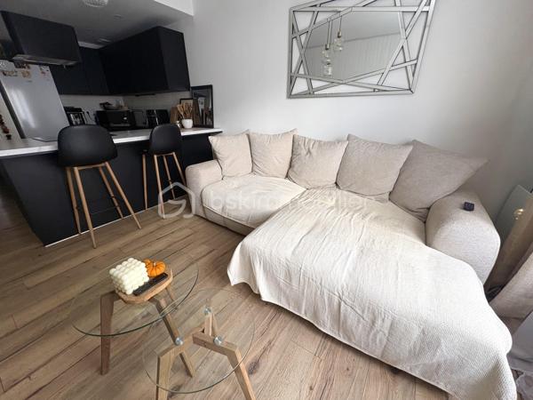 Et si vous trouviez enfin le bien qui coche toutes les cases ? Emplacement stratégique, stationnement privatif, cave et ascenseur… Ce T2 de 43 m² dans le quartier Pasteur pourrait bien être l'opportunité que vous attendiez !
Situé à proximité immédiate de l'hôpital Pasteur et des commodités, cet appartement offre un emplacement idéal pour profiter d'un quotidien pratique ou envisager un investissement locatif.
Dès l'entrée, vous découvrirez un agencement fonctionnel comprenant une agréable pièce de vie, une chambre, une salle de bains équipée d'une baignoire et d'une simple vasque avec toilettes, ainsi qu'un couloir desservant les différents espaces.
Le petit plus qui fait la différence : une pièce buanderie indépendante, particulièrement appréciable pour optimiser votre organisation au quotidien.
Et parce qu'un bien attractif se distingue aussi par ses prestations, vous bénéficierez :
D'une cave privative pour davantage de rangement ;
D'une place de parking attribuée ;
D'un ascenseur dans l'immeuble.
L'appartement se trouve dans une copropriété de 52 lots, dont 21 lots principaux, répartis sur deux immeubles avec parking commun. L'ensemble immobilier compte trois étages.
À noter : les charges de copropriété sont d'environ 150 € par mois.
UN PREMIER ACHAT ? UN INVESTISSEMENT LOCATIF ?
Quelle que soit votre ambition, ce T2 réunit de solides arguments pour concrétiser votre projet immobilier dans un secteur apprécié de Cherbourg.
Ne laissez pas passer cette opportunité : venez le découvrir et imaginez votre prochain projet ici !
📍 Cherbourg – Quartier Pasteur
📐 Surface : 43 m²
🏡 Appartement T2
🚗 Parking attribué
📦 Cave privative
💶 Charges : environ 150 €/mois