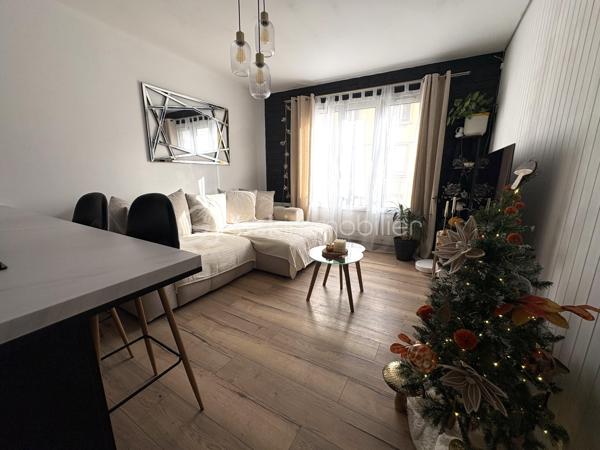 Et si vous trouviez enfin le bien qui coche toutes les cases ? Emplacement stratégique, stationnement privatif, cave et ascenseur… Ce T2 de 43 m² dans le quartier Pasteur pourrait bien être l'opportunité que vous attendiez !
Situé à proximité immédiate de l'hôpital Pasteur et des commodités, cet appartement offre un emplacement idéal pour profiter d'un quotidien pratique ou envisager un investissement locatif.
Dès l'entrée, vous découvrirez un agencement fonctionnel comprenant une agréable pièce de vie, une chambre, une salle de bains équipée d'une baignoire et d'une simple vasque avec toilettes, ainsi qu'un couloir desservant les différents espaces.
Le petit plus qui fait la différence : une pièce buanderie indépendante, particulièrement appréciable pour optimiser votre organisation au quotidien.
Et parce qu'un bien attractif se distingue aussi par ses prestations, vous bénéficierez :
D'une cave privative pour davantage de rangement ;
D'une place de parking attribuée ;
D'un ascenseur dans l'immeuble.
L'appartement se trouve dans une copropriété de 52 lots, dont 21 lots principaux, répartis sur deux immeubles avec parking commun. L'ensemble immobilier compte trois étages.
À noter : les charges de copropriété sont d'environ 150 € par mois.
UN PREMIER ACHAT ? UN INVESTISSEMENT LOCATIF ?
Quelle que soit votre ambition, ce T2 réunit de solides arguments pour concrétiser votre projet immobilier dans un secteur apprécié de Cherbourg.
Ne laissez pas passer cette opportunité : venez le découvrir et imaginez votre prochain projet ici !
📍 Cherbourg – Quartier Pasteur
📐 Surface : 43 m²
🏡 Appartement T2
🚗 Parking attribué
📦 Cave privative
💶 Charges : environ 150 €/mois