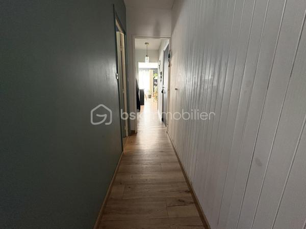 Et si vous trouviez enfin le bien qui coche toutes les cases ? Emplacement stratégique, stationnement privatif, cave et ascenseur… Ce T2 de 43 m² dans le quartier Pasteur pourrait bien être l'opportunité que vous attendiez !
Situé à proximité immédiate de l'hôpital Pasteur et des commodités, cet appartement offre un emplacement idéal pour profiter d'un quotidien pratique ou envisager un investissement locatif.
Dès l'entrée, vous découvrirez un agencement fonctionnel comprenant une agréable pièce de vie, une chambre, une salle de bains équipée d'une baignoire et d'une simple vasque avec toilettes, ainsi qu'un couloir desservant les différents espaces.
Le petit plus qui fait la différence : une pièce buanderie indépendante, particulièrement appréciable pour optimiser votre organisation au quotidien.
Et parce qu'un bien attractif se distingue aussi par ses prestations, vous bénéficierez :
D'une cave privative pour davantage de rangement ;
D'une place de parking attribuée ;
D'un ascenseur dans l'immeuble.
L'appartement se trouve dans une copropriété de 52 lots, dont 21 lots principaux, répartis sur deux immeubles avec parking commun. L'ensemble immobilier compte trois étages.
À noter : les charges de copropriété sont d'environ 150 € par mois.
UN PREMIER ACHAT ? UN INVESTISSEMENT LOCATIF ?
Quelle que soit votre ambition, ce T2 réunit de solides arguments pour concrétiser votre projet immobilier dans un secteur apprécié de Cherbourg.
Ne laissez pas passer cette opportunité : venez le découvrir et imaginez votre prochain projet ici !
📍 Cherbourg – Quartier Pasteur
📐 Surface : 43 m²
🏡 Appartement T2
🚗 Parking attribué
📦 Cave privative
💶 Charges : environ 150 €/mois
