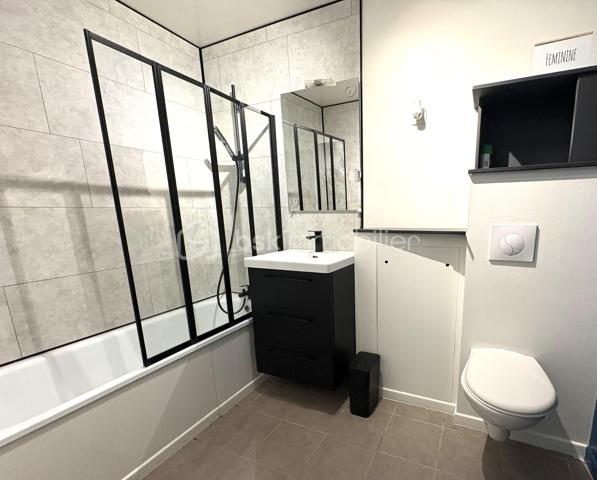 Et si vous trouviez enfin le bien qui coche toutes les cases ? Emplacement stratégique, stationnement privatif, cave et ascenseur… Ce T2 de 43 m² dans le quartier Pasteur pourrait bien être l'opportunité que vous attendiez !
Situé à proximité immédiate de l'hôpital Pasteur et des commodités, cet appartement offre un emplacement idéal pour profiter d'un quotidien pratique ou envisager un investissement locatif.
Dès l'entrée, vous découvrirez un agencement fonctionnel comprenant une agréable pièce de vie, une chambre, une salle de bains équipée d'une baignoire et d'une simple vasque avec toilettes, ainsi qu'un couloir desservant les différents espaces.
Le petit plus qui fait la différence : une pièce buanderie indépendante, particulièrement appréciable pour optimiser votre organisation au quotidien.
Et parce qu'un bien attractif se distingue aussi par ses prestations, vous bénéficierez :
D'une cave privative pour davantage de rangement ;
D'une place de parking attribuée ;
D'un ascenseur dans l'immeuble.
L'appartement se trouve dans une copropriété de 52 lots, dont 21 lots principaux, répartis sur deux immeubles avec parking commun. L'ensemble immobilier compte trois étages.
À noter : les charges de copropriété sont d'environ 150 € par mois.
UN PREMIER ACHAT ? UN INVESTISSEMENT LOCATIF ?
Quelle que soit votre ambition, ce T2 réunit de solides arguments pour concrétiser votre projet immobilier dans un secteur apprécié de Cherbourg.
Ne laissez pas passer cette opportunité : venez le découvrir et imaginez votre prochain projet ici !
📍 Cherbourg – Quartier Pasteur
📐 Surface : 43 m²
🏡 Appartement T2
🚗 Parking attribué
📦 Cave privative
💶 Charges : environ 150 €/mois