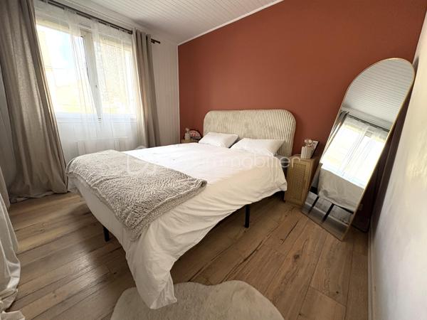 Et si vous trouviez enfin le bien qui coche toutes les cases ? Emplacement stratégique, stationnement privatif, cave et ascenseur… Ce T2 de 43 m² dans le quartier Pasteur pourrait bien être l'opportunité que vous attendiez !
Situé à proximité immédiate de l'hôpital Pasteur et des commodités, cet appartement offre un emplacement idéal pour profiter d'un quotidien pratique ou envisager un investissement locatif.
Dès l'entrée, vous découvrirez un agencement fonctionnel comprenant une agréable pièce de vie, une chambre, une salle de bains équipée d'une baignoire et d'une simple vasque avec toilettes, ainsi qu'un couloir desservant les différents espaces.
Le petit plus qui fait la différence : une pièce buanderie indépendante, particulièrement appréciable pour optimiser votre organisation au quotidien.
Et parce qu'un bien attractif se distingue aussi par ses prestations, vous bénéficierez :
D'une cave privative pour davantage de rangement ;
D'une place de parking attribuée ;
D'un ascenseur dans l'immeuble.
L'appartement se trouve dans une copropriété de 52 lots, dont 21 lots principaux, répartis sur deux immeubles avec parking commun. L'ensemble immobilier compte trois étages.
À noter : les charges de copropriété sont d'environ 150 € par mois.
UN PREMIER ACHAT ? UN INVESTISSEMENT LOCATIF ?
Quelle que soit votre ambition, ce T2 réunit de solides arguments pour concrétiser votre projet immobilier dans un secteur apprécié de Cherbourg.
Ne laissez pas passer cette opportunité : venez le découvrir et imaginez votre prochain projet ici !
📍 Cherbourg – Quartier Pasteur
📐 Surface : 43 m²
🏡 Appartement T2
🚗 Parking attribué
📦 Cave privative
💶 Charges : environ 150 €/mois