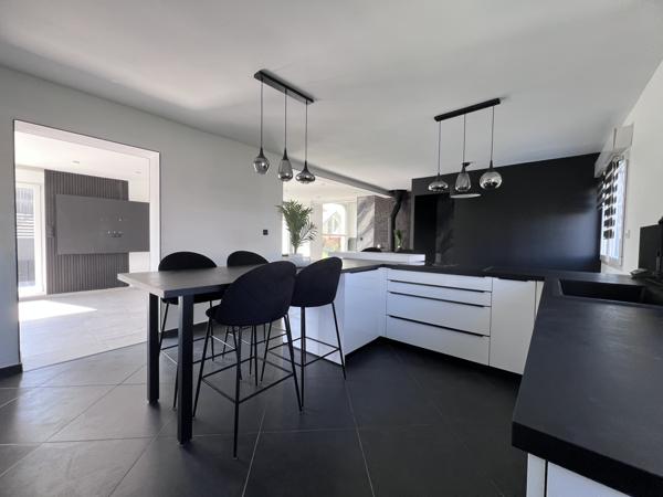 Maison
         6 pièces
        - 182 m² 415 000 € *