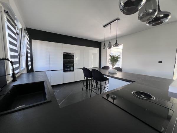 Maison
         6 pièces
        - 182 m² 415 000 € *