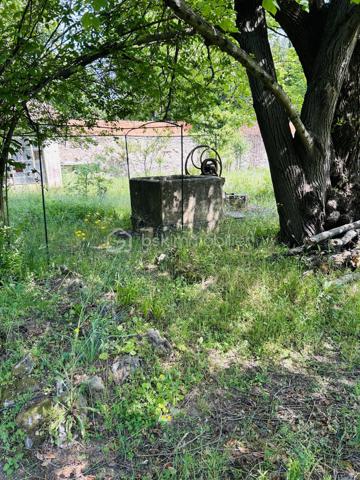 Terrain constructible de 2 020 m² en zone UB – Bédarieux

Rare sur le secteur ! À deux pas du centre-ville de Bédarieux, découvrez ce beau terrain constructible de 2 020 m², situé en zone UB du Plan Local d'Urbanisme.

Entièrement plat, ce terrain offre de nombreuses possibilités pour concrétiser votre projet. Il dispose d'un puits et le raccordement au tout-à-l'égout est à prévoir.

Grâce à son emplacement privilégié, à proximité immédiate de la maison de retraite, ce terrain conviendra aussi bien à la construction d'une maison individuelle qu'à la réalisation d'un projet professionnel, médical ou paramédical.

Les atouts :

Terrain constructible de 2 020 m²
Situé en zone UB
Emplacement rare, à deux pas du centre-ville
Terrain plat
Puits
Raccordement au tout-à-l'égout à prévoir
Idéal pour un projet d'habitation, une activité médicale, paramédicale ou une profession libérale

Une opportunité rare de donner vie à votre projet dans un secteur recherché.

À visiter sans tarder !