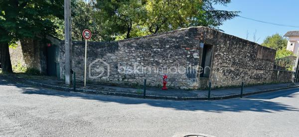 Terrain constructible de 2 020 m² en zone UB – Bédarieux

Rare sur le secteur ! À deux pas du centre-ville de Bédarieux, découvrez ce beau terrain constructible de 2 020 m², situé en zone UB du Plan Local d'Urbanisme.

Entièrement plat, ce terrain offre de nombreuses possibilités pour concrétiser votre projet. Il dispose d'un puits et le raccordement au tout-à-l'égout est à prévoir.

Grâce à son emplacement privilégié, à proximité immédiate de la maison de retraite, ce terrain conviendra aussi bien à la construction d'une maison individuelle qu'à la réalisation d'un projet professionnel, médical ou paramédical.

Les atouts :

Terrain constructible de 2 020 m²
Situé en zone UB
Emplacement rare, à deux pas du centre-ville
Terrain plat
Puits
Raccordement au tout-à-l'égout à prévoir
Idéal pour un projet d'habitation, une activité médicale, paramédicale ou une profession libérale

Une opportunité rare de donner vie à votre projet dans un secteur recherché.

À visiter sans tarder !