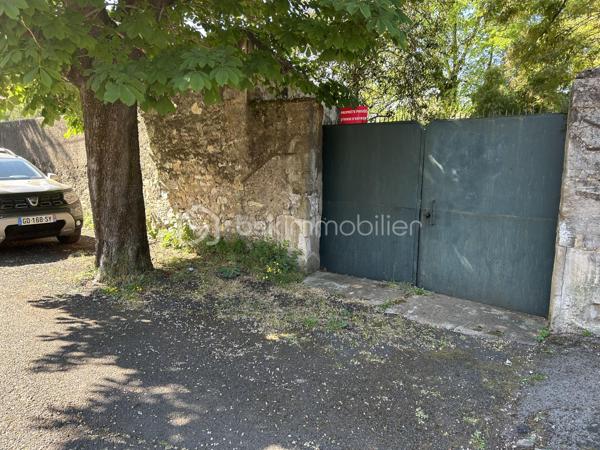 Terrain constructible de 2 020 m² en zone UB – Bédarieux

Rare sur le secteur ! À deux pas du centre-ville de Bédarieux, découvrez ce beau terrain constructible de 2 020 m², situé en zone UB du Plan Local d'Urbanisme.

Entièrement plat, ce terrain offre de nombreuses possibilités pour concrétiser votre projet. Il dispose d'un puits et le raccordement au tout-à-l'égout est à prévoir.

Grâce à son emplacement privilégié, à proximité immédiate de la maison de retraite, ce terrain conviendra aussi bien à la construction d'une maison individuelle qu'à la réalisation d'un projet professionnel, médical ou paramédical.

Les atouts :

Terrain constructible de 2 020 m²
Situé en zone UB
Emplacement rare, à deux pas du centre-ville
Terrain plat
Puits
Raccordement au tout-à-l'égout à prévoir
Idéal pour un projet d'habitation, une activité médicale, paramédicale ou une profession libérale

Une opportunité rare de donner vie à votre projet dans un secteur recherché.

À visiter sans tarder !