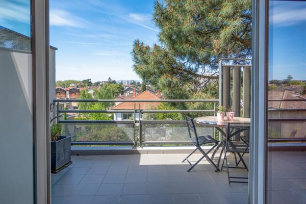 T3 traversant Est/Ouest, climatisé, balcon + garage & parking – Emplacement recherché à Bron (69)