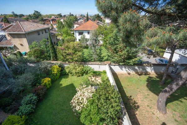 T3 traversant Est/Ouest, climatisé, balcon + garage & parking – Emplacement recherché à Bron (69)
