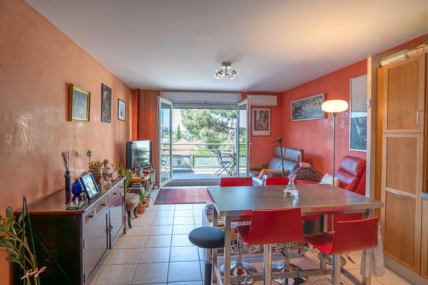 T3 traversant Est/Ouest, climatisé, balcon + garage & parking – Emplacement recherché à Bron (69)