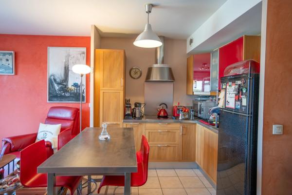 T3 traversant Est/Ouest, climatisé, balcon + garage & parking – Emplacement recherché à Bron (69)
