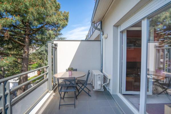 T3 traversant Est/Ouest, climatisé, balcon + garage & parking – Emplacement recherché à Bron (69)