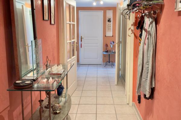 T3 traversant Est/Ouest, climatisé, balcon + garage & parking – Emplacement recherché à Bron (69)