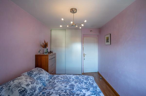 T3 traversant Est/Ouest, climatisé, balcon + garage & parking – Emplacement recherché à Bron (69)