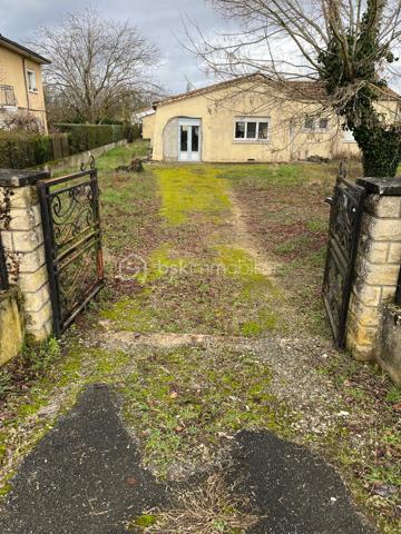 Maison de plain pieds sur terrain de 1044m² à Prigonrieux

Maison de plain-pied sur terrain arboré.
Située dans un quartier résidentiel paisible, cette maison de plain-pied de 63 m² vous séduira par ses volumes fonctionnels et son cadre de vie privilégié.
Dès l'entrée, vous découvrirez un espace de vie lumineux et convivial composé d'un séjour ouvert sur une cuisine, de 3 chambres (9m², 9m², 11.75m²).
L'espace nuit comprend trois chambres confortables, parfaites pour accueillir toute la famille.
La propriété offre également une terrasse pour profiter des beaux jours, ainsi qu'une arrière-cuisine pratique qui vient compléter les espaces de rangement.
Le terrain clos de 1 044 m² constitue un véritable atout.
Confort moderne : la maison bénéficie d'un système de chauffage performant avec panneaux rayonnants électriques et une pompe à chaleur réversible dans la pièce de vie, garantissant confort en hiver comme en été. Double vitrage avec volet roulants partout. Tout à l'égout et puits complètent les équipements avec un abris de jardin sur dalle béton.
Emplacement idéal : à seulement 3 minutes des commodités de Prigonrieux et 9 minutes (6.8km) de Bergerac, vous profiterez d'un cadre calme tout en restant proche de tous les services essentiels (médecins et commerces).