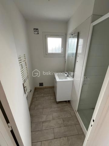 Maison de plain pieds sur terrain de 1044m² à Prigonrieux

Maison de plain-pied sur terrain arboré.
Située dans un quartier résidentiel paisible, cette maison de plain-pied de 63 m² vous séduira par ses volumes fonctionnels et son cadre de vie privilégié.
Dès l'entrée, vous découvrirez un espace de vie lumineux et convivial composé d'un séjour ouvert sur une cuisine, de 3 chambres (9m², 9m², 11.75m²).
L'espace nuit comprend trois chambres confortables, parfaites pour accueillir toute la famille.
La propriété offre également une terrasse pour profiter des beaux jours, ainsi qu'une arrière-cuisine pratique qui vient compléter les espaces de rangement.
Le terrain clos de 1 044 m² constitue un véritable atout.
Confort moderne : la maison bénéficie d'un système de chauffage performant avec panneaux rayonnants électriques et une pompe à chaleur réversible dans la pièce de vie, garantissant confort en hiver comme en été. Double vitrage avec volet roulants partout. Tout à l'égout et puits complètent les équipements avec un abris de jardin sur dalle béton.
Emplacement idéal : à seulement 3 minutes des commodités de Prigonrieux et 9 minutes (6.8km) de Bergerac, vous profiterez d'un cadre calme tout en restant proche de tous les services essentiels (médecins et commerces).