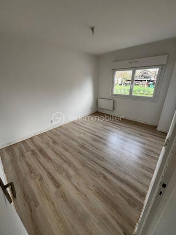 Maison de plain pieds sur terrain de 1044m² à Prigonrieux

Maison de plain-pied sur terrain arboré.
Située dans un quartier résidentiel paisible, cette maison de plain-pied de 63 m² vous séduira par ses volumes fonctionnels et son cadre de vie privilégié.
Dès l'entrée, vous découvrirez un espace de vie lumineux et convivial composé d'un séjour ouvert sur une cuisine, de 3 chambres (9m², 9m², 11.75m²).
L'espace nuit comprend trois chambres confortables, parfaites pour accueillir toute la famille.
La propriété offre également une terrasse pour profiter des beaux jours, ainsi qu'une arrière-cuisine pratique qui vient compléter les espaces de rangement.
Le terrain clos de 1 044 m² constitue un véritable atout.
Confort moderne : la maison bénéficie d'un système de chauffage performant avec panneaux rayonnants électriques et une pompe à chaleur réversible dans la pièce de vie, garantissant confort en hiver comme en été. Double vitrage avec volet roulants partout. Tout à l'égout et puits complètent les équipements avec un abris de jardin sur dalle béton.
Emplacement idéal : à seulement 3 minutes des commodités de Prigonrieux et 9 minutes (6.8km) de Bergerac, vous profiterez d'un cadre calme tout en restant proche de tous les services essentiels (médecins et commerces).