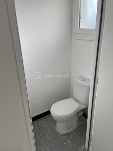 Maison de plain pieds sur terrain de 1044m² à Prigonrieux

Maison de plain-pied sur terrain arboré.
Située dans un quartier résidentiel paisible, cette maison de plain-pied de 63 m² vous séduira par ses volumes fonctionnels et son cadre de vie privilégié.
Dès l'entrée, vous découvrirez un espace de vie lumineux et convivial composé d'un séjour ouvert sur une cuisine, de 3 chambres (9m², 9m², 11.75m²).
L'espace nuit comprend trois chambres confortables, parfaites pour accueillir toute la famille.
La propriété offre également une terrasse pour profiter des beaux jours, ainsi qu'une arrière-cuisine pratique qui vient compléter les espaces de rangement.
Le terrain clos de 1 044 m² constitue un véritable atout.
Confort moderne : la maison bénéficie d'un système de chauffage performant avec panneaux rayonnants électriques et une pompe à chaleur réversible dans la pièce de vie, garantissant confort en hiver comme en été. Double vitrage avec volet roulants partout. Tout à l'égout et puits complètent les équipements avec un abris de jardin sur dalle béton.
Emplacement idéal : à seulement 3 minutes des commodités de Prigonrieux et 9 minutes (6.8km) de Bergerac, vous profiterez d'un cadre calme tout en restant proche de tous les services essentiels (médecins et commerces).