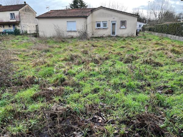 Maison de plain pieds sur terrain de 1044m² à Prigonrieux

Maison de plain-pied sur terrain arboré.
Située dans un quartier résidentiel paisible, cette maison de plain-pied de 63 m² vous séduira par ses volumes fonctionnels et son cadre de vie privilégié.
Dès l'entrée, vous découvrirez un espace de vie lumineux et convivial composé d'un séjour ouvert sur une cuisine, de 3 chambres (9m², 9m², 11.75m²).
L'espace nuit comprend trois chambres confortables, parfaites pour accueillir toute la famille.
La propriété offre également une terrasse pour profiter des beaux jours, ainsi qu'une arrière-cuisine pratique qui vient compléter les espaces de rangement.
Le terrain clos de 1 044 m² constitue un véritable atout.
Confort moderne : la maison bénéficie d'un système de chauffage performant avec panneaux rayonnants électriques et une pompe à chaleur réversible dans la pièce de vie, garantissant confort en hiver comme en été. Double vitrage avec volet roulants partout. Tout à l'égout et puits complètent les équipements avec un abris de jardin sur dalle béton.
Emplacement idéal : à seulement 3 minutes des commodités de Prigonrieux et 9 minutes (6.8km) de Bergerac, vous profiterez d'un cadre calme tout en restant proche de tous les services essentiels (médecins et commerces).