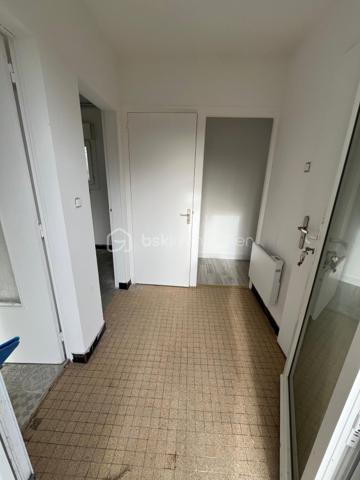 Maison de plain pieds sur terrain de 1044m² à Prigonrieux

Maison de plain-pied sur terrain arboré.
Située dans un quartier résidentiel paisible, cette maison de plain-pied de 63 m² vous séduira par ses volumes fonctionnels et son cadre de vie privilégié.
Dès l'entrée, vous découvrirez un espace de vie lumineux et convivial composé d'un séjour ouvert sur une cuisine, de 3 chambres (9m², 9m², 11.75m²).
L'espace nuit comprend trois chambres confortables, parfaites pour accueillir toute la famille.
La propriété offre également une terrasse pour profiter des beaux jours, ainsi qu'une arrière-cuisine pratique qui vient compléter les espaces de rangement.
Le terrain clos de 1 044 m² constitue un véritable atout.
Confort moderne : la maison bénéficie d'un système de chauffage performant avec panneaux rayonnants électriques et une pompe à chaleur réversible dans la pièce de vie, garantissant confort en hiver comme en été. Double vitrage avec volet roulants partout. Tout à l'égout et puits complètent les équipements avec un abris de jardin sur dalle béton.
Emplacement idéal : à seulement 3 minutes des commodités de Prigonrieux et 9 minutes (6.8km) de Bergerac, vous profiterez d'un cadre calme tout en restant proche de tous les services essentiels (médecins et commerces).